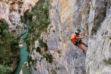 Parcours aventure et via cordata dans le canyon (sec) de Main Morte avec ROCKSIDERS